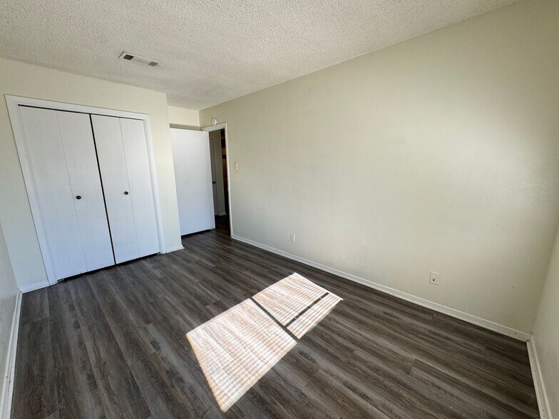 Building Photo - 1301 Willow Springs Rd