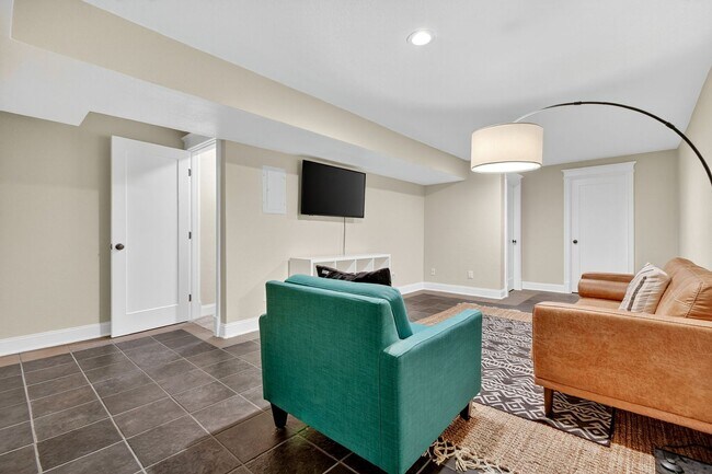 Building Photo - Two Bedroom Townhome W/ Garage!