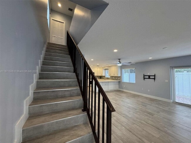 Building Photo - 1315 Royal Palm Dr
