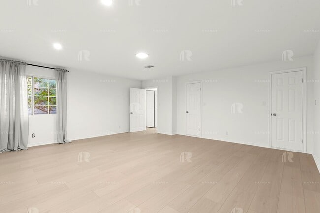 Building Photo - Newly Remodeled Huge Open Concept 4 Bed / ...