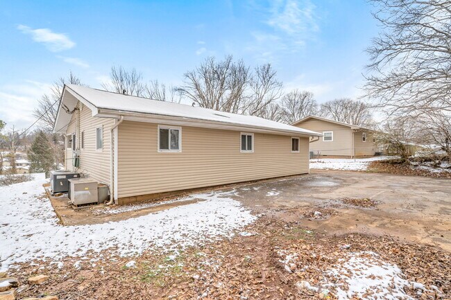 Building Photo - 411 Cherokee Heights Dr