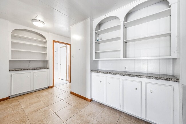 Building Photo - 5813 Russell Ln