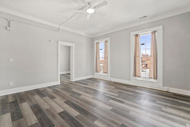 Building Photo - 621 E Main St