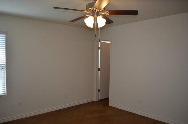 Building Photo - 914 Maplewood Dr