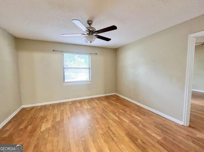 Building Photo - 317 Lake View Dr