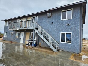 Building Photo - Downstairs / 2 bedroom / 1 bathroom unit