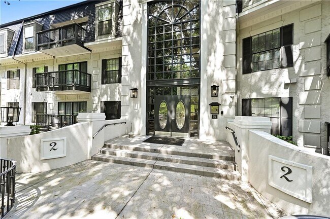 Building Photo - 2201 Pine Heights Dr NE