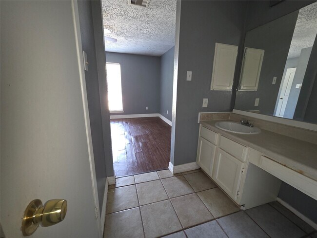 Building Photo - 19223 Woodglen Dr