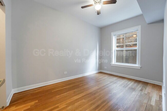 Building Photo - 869 W Cornelia Ave