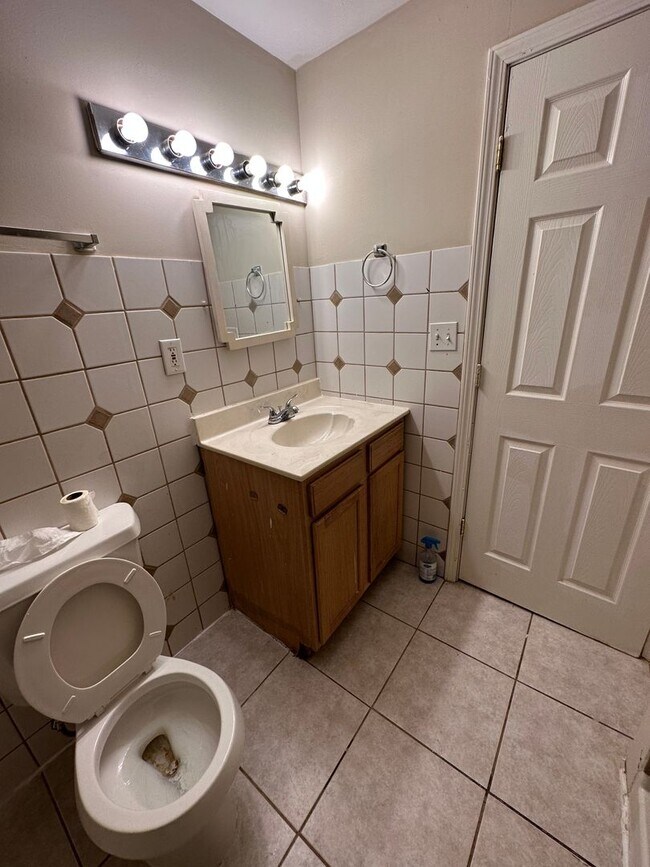 Building Photo - Lovely 2 Bedroom Home