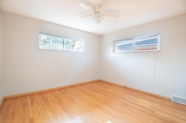 Building Photo - 5205 Jamieson Ave