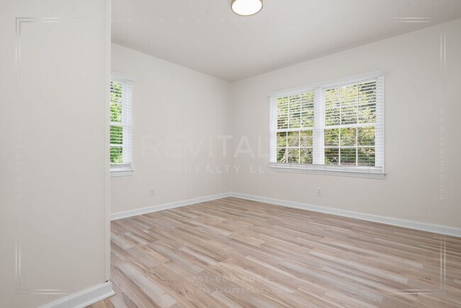 Building Photo - 2505 Robin Hood Dr