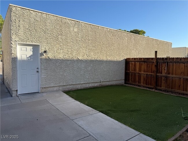 Building Photo - 764 Lawrence Dr