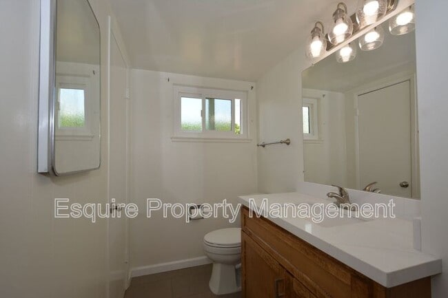Building Photo - 283 Calle Higuera