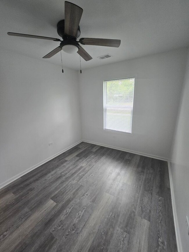 Building Photo - Section 8 Accepted 3 Bedroom w/Fenced Yard