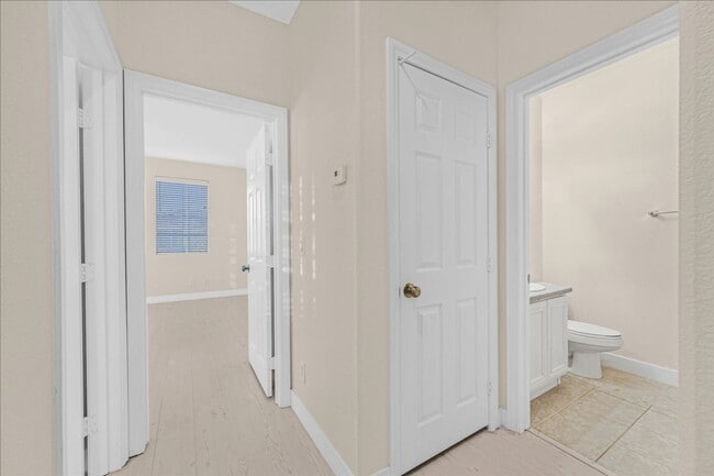 Building Photo - Spacious 2 bedroom condo with attached condo