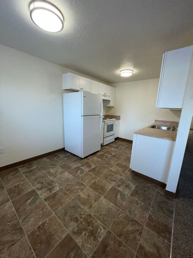 Building Photo - Rent Special: 1/2 Off June's Rent!! Ground Level Unit