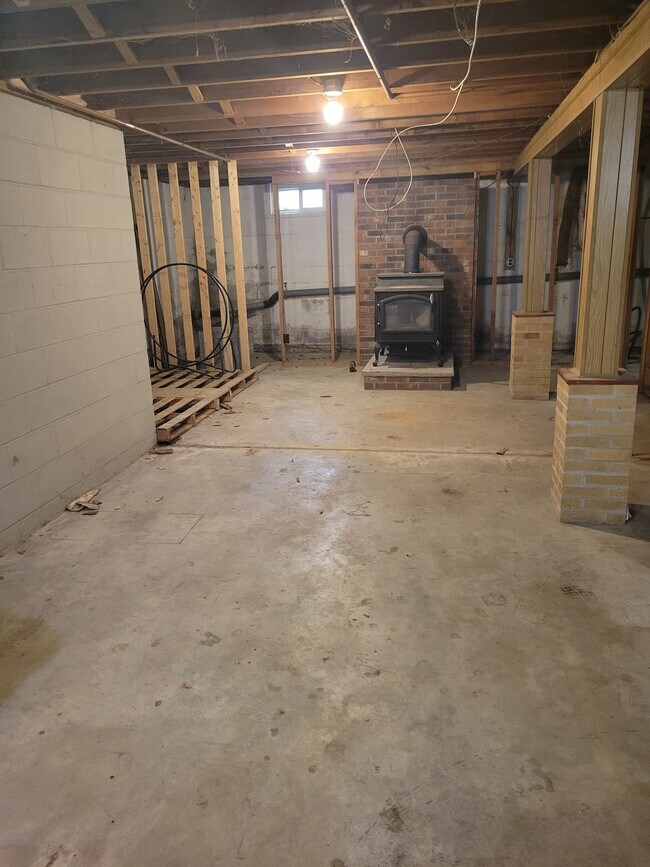 Building Photo - Parsonage