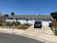 Building Photo - 3 bed 2 bath house New flooring, new kitch...