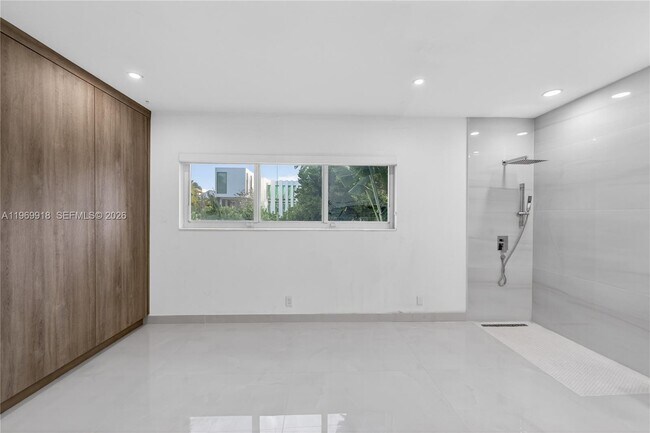 Building Photo - 1101 S Shore Dr