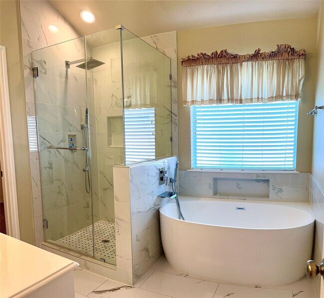 Building Photo - Beautifully Maintained Home on Premium Lot...
