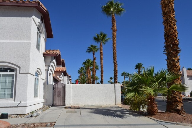 Building Photo - SW - ROOMY 3 BEDROOM 2.5 BATH TOWNHOME - 8...