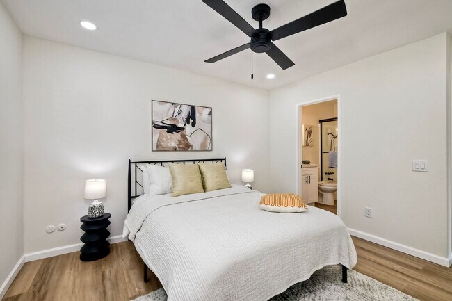 Building Photo - Charming Remodeled 2-Bed / 1.5-Bath Condo ...