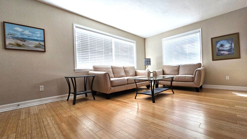 Building Photo - 2525 West Bay Dr