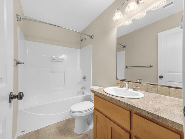 Building Photo - 330 SW Kalmia Ave