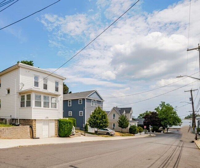 Building Photo - 1008 Winthrop Ave