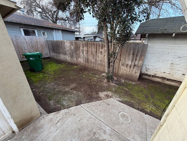 Building Photo - 2 Bed 1 Bath w/ garage & laundry