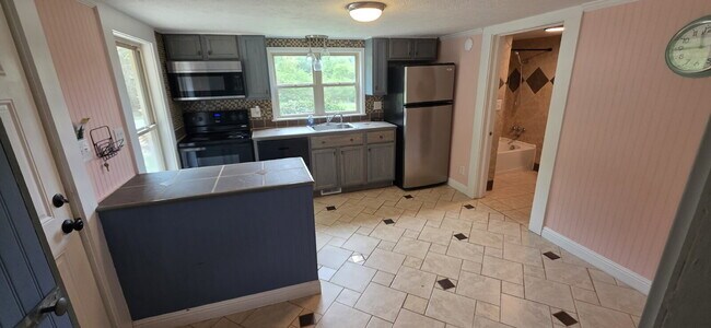 Building Photo - Cute 2 bedroom/ 1.5 bath single family home for rent in a quiet country setting but minutes from ...