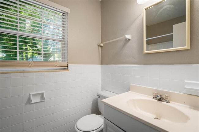 Building Photo - 321 Thornhill Cir