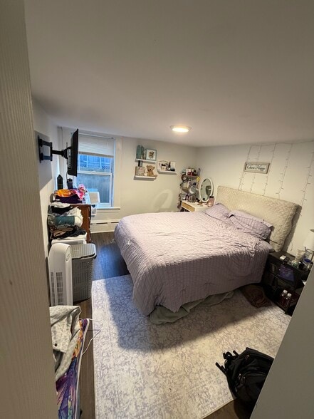 100 Square Ft room (B2) - 12 Mount Auburn St