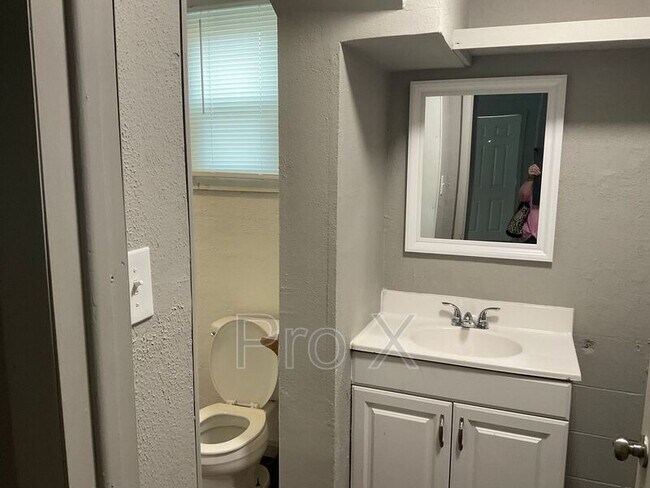 Building Photo - 304 E Park St