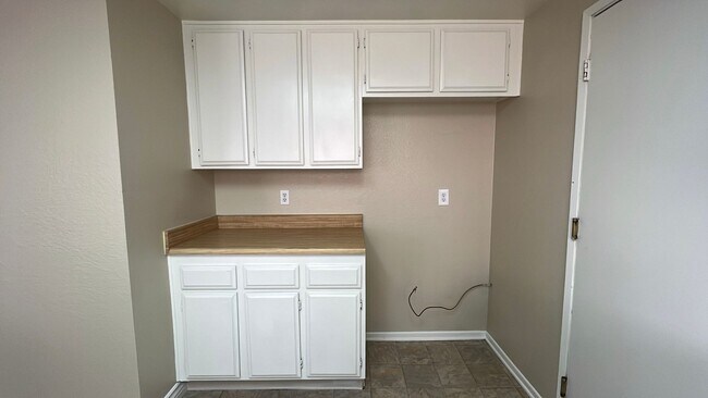 Building Photo - (APPLICATION PENDING) Beautiful East Lanca...