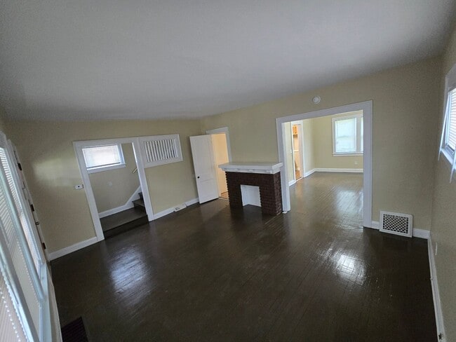 Building Photo - 3 Bedroom House