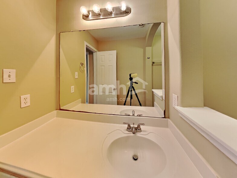 Building Photo - 18250 Eton Ridge Ct