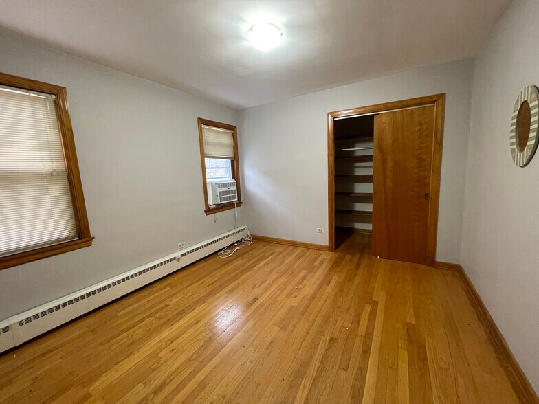 Building Photo - 6606 W Devon Ave