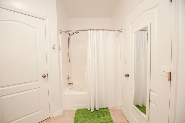 Building Photo - Riverside  Condo-RARE-Ready Jan 26