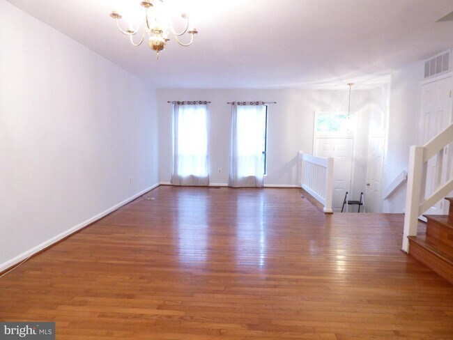 Building Photo - 6634 Westbury Oaks Ct