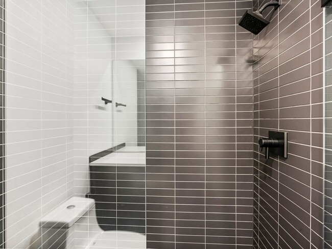 Building Photo - Fully renovated 2 level/2 bed/2 bath pearl...