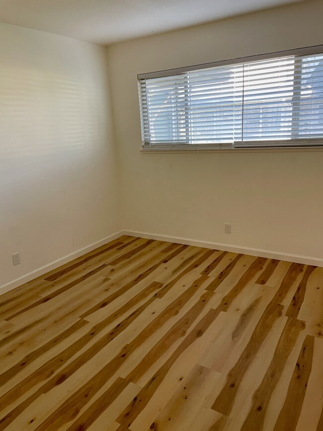 Building Photo - 365 N 3rd St