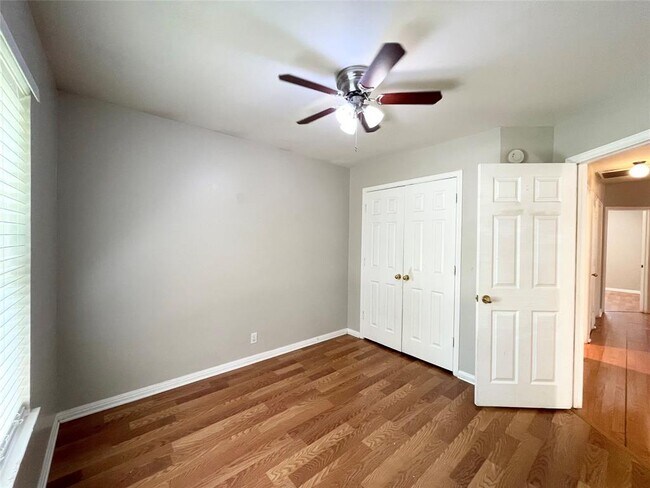 Building Photo - 209 N Kings Canyon Dr