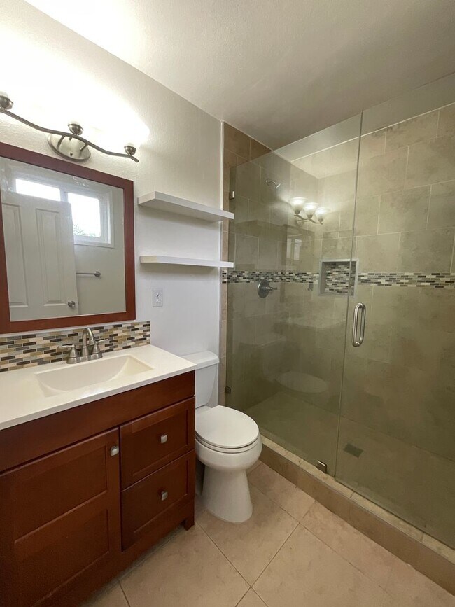 Building Photo - 3 Bedroom 2 Bathroom Single Story Home