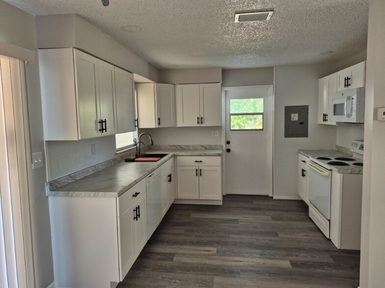 Building Photo - 2131 W Greenway Pl