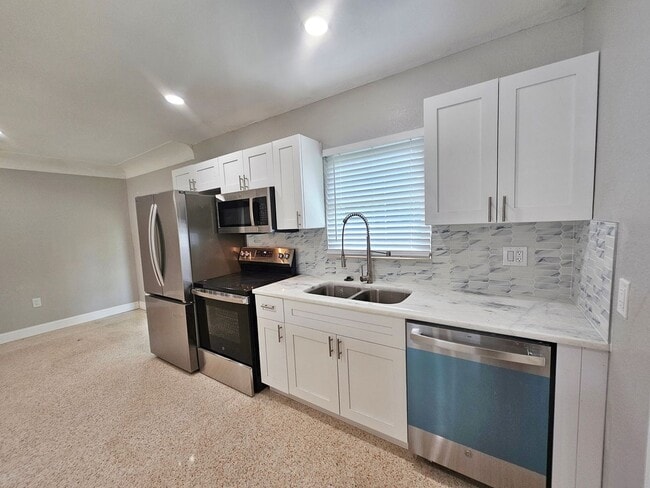 Building Photo - 3 Bedroom 2 Bath in Riveria Bay of St. Pete