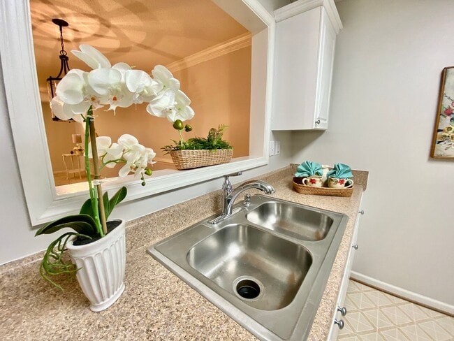 Building Photo - Super-Cute Condo! First Floor - 1-Story - Fenced Patio - Storage - Pet Friendly!