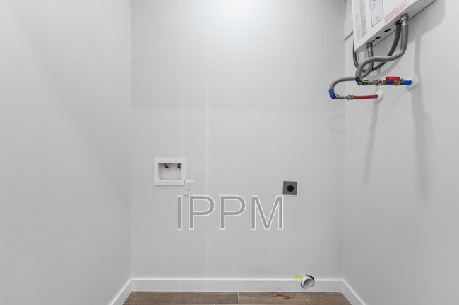 Building Photo - 318 W New Hampshire St