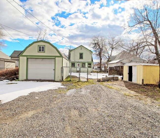 Building Photo - 5 Bed 2 Bath Home Close to Downtown GJ!